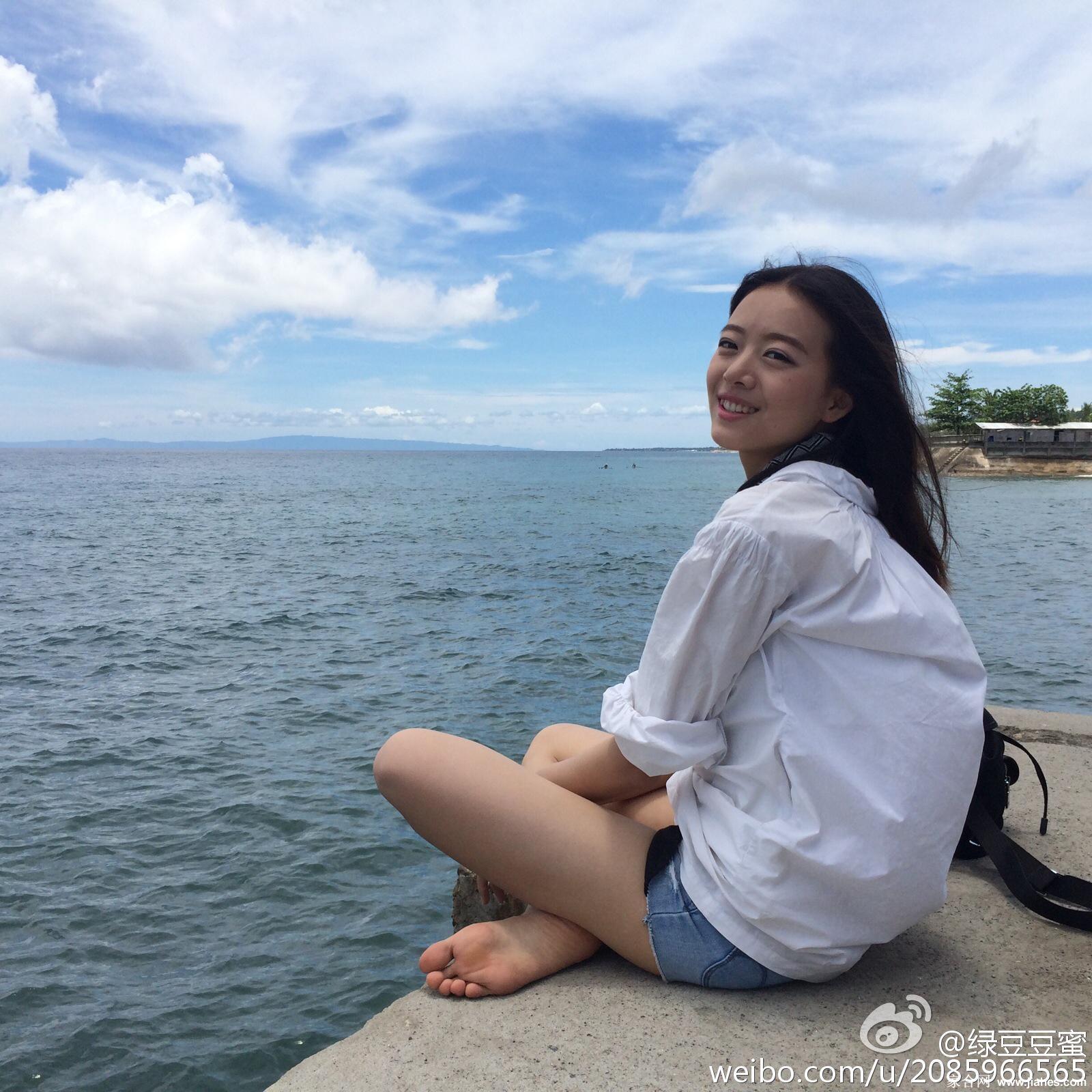 LPL主持人骆歆白嫩大长美腿湖边美足戏水[9]
