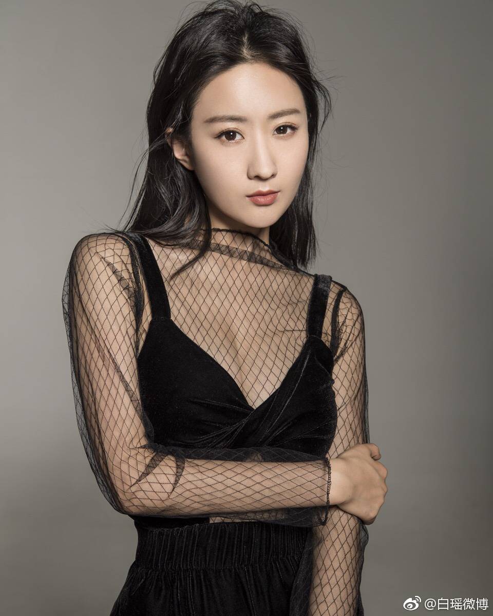 白瑶性感黑色透明上衣美腿写真[5]