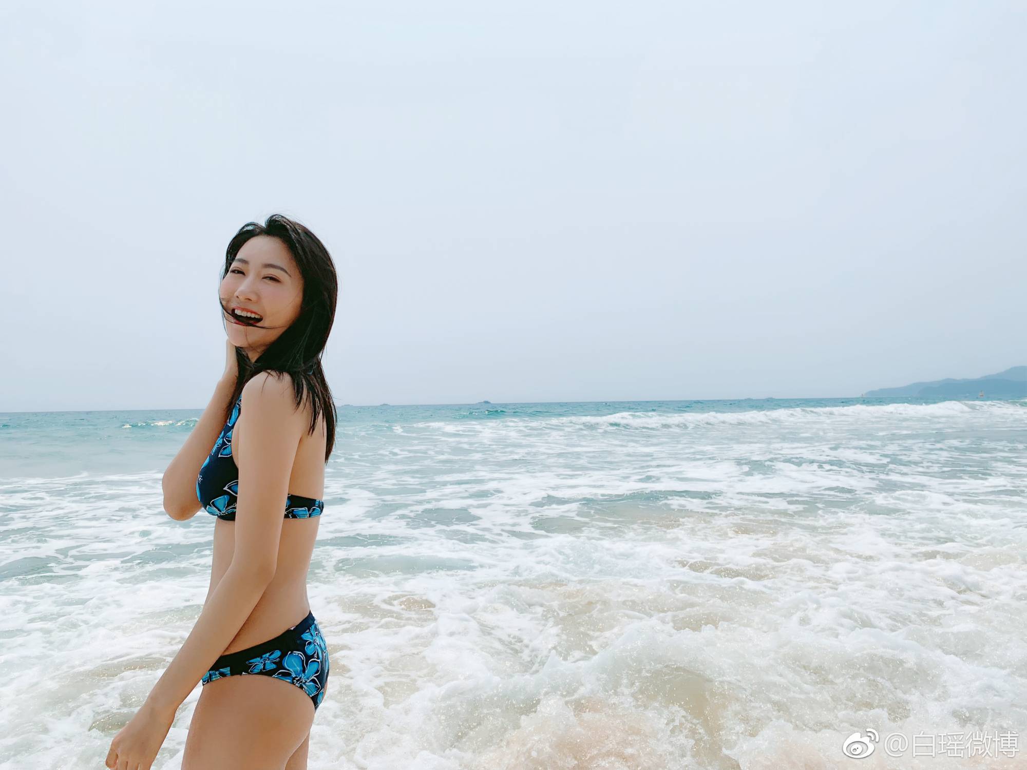 白瑶泳装火辣身材美腿海边写真[12]