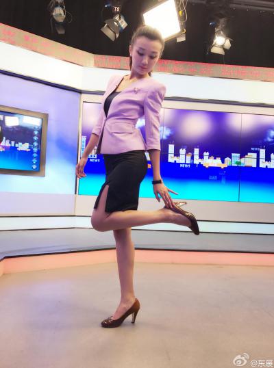 主持人李东辰丝袜美腿高跟短裙现场主持照