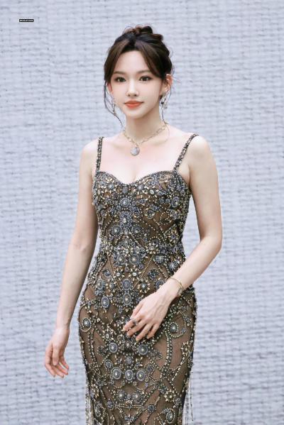程潇身穿细吊带长款鱼尾礼服裙尽显优雅华贵