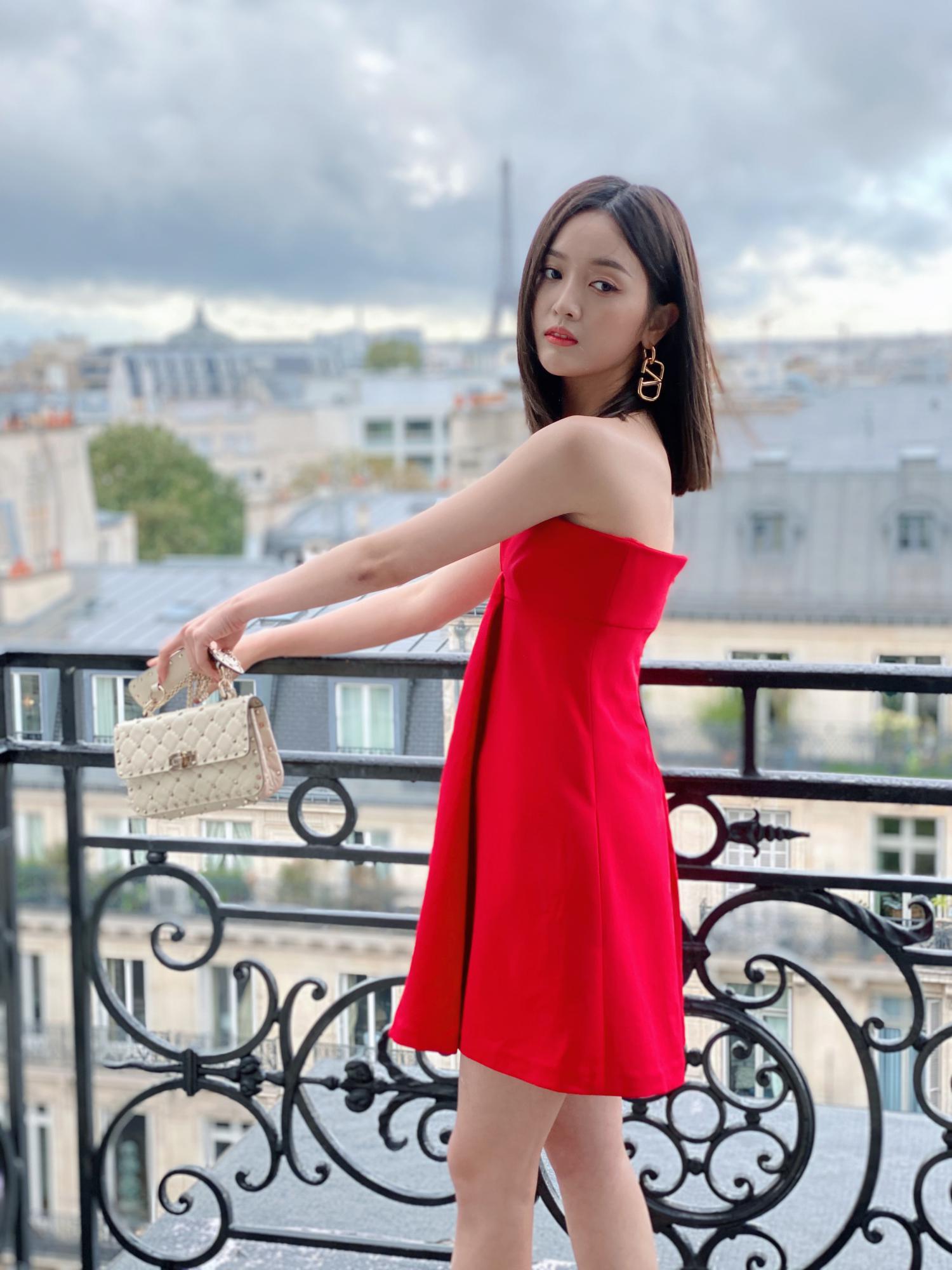 吴宣仪红色连衣短裙丝袜美腿高跟现场照[3]