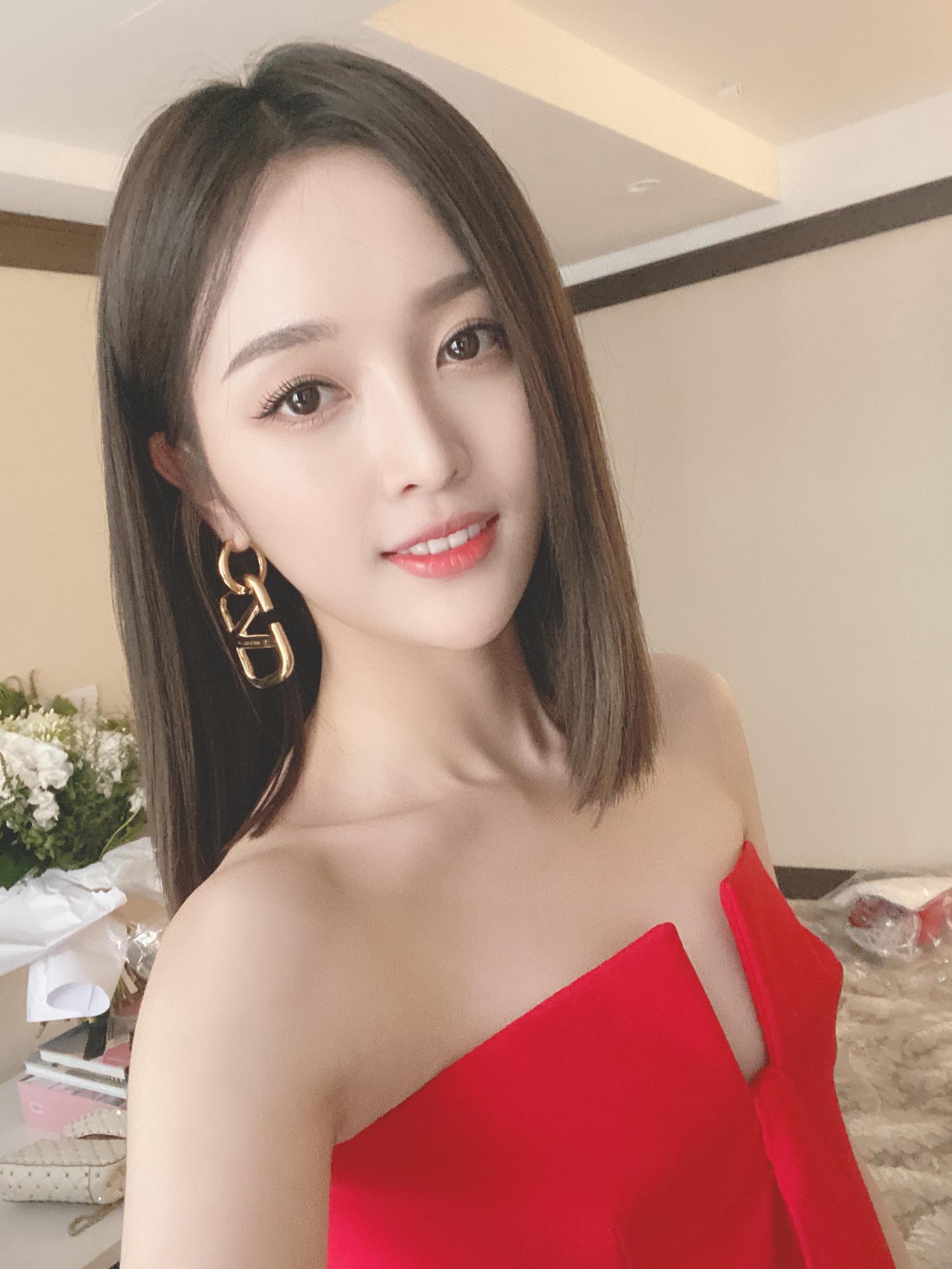吴宣仪红色连衣短裙丝袜美腿高跟现场照[6]