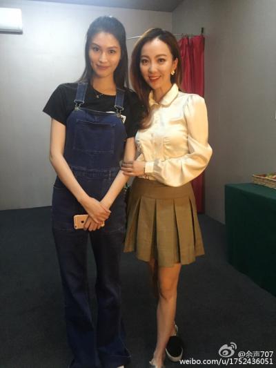 主持人余声短裙美腿高跟现场照