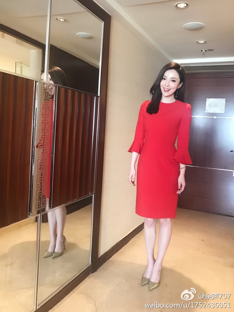 主持人余声连衣短裙丝袜美腿高跟居家自拍照[12]