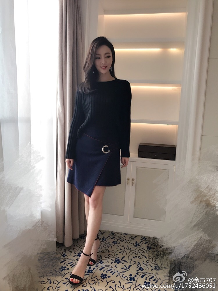 主持人余声黑色长裙美腿高跟自拍照[11]