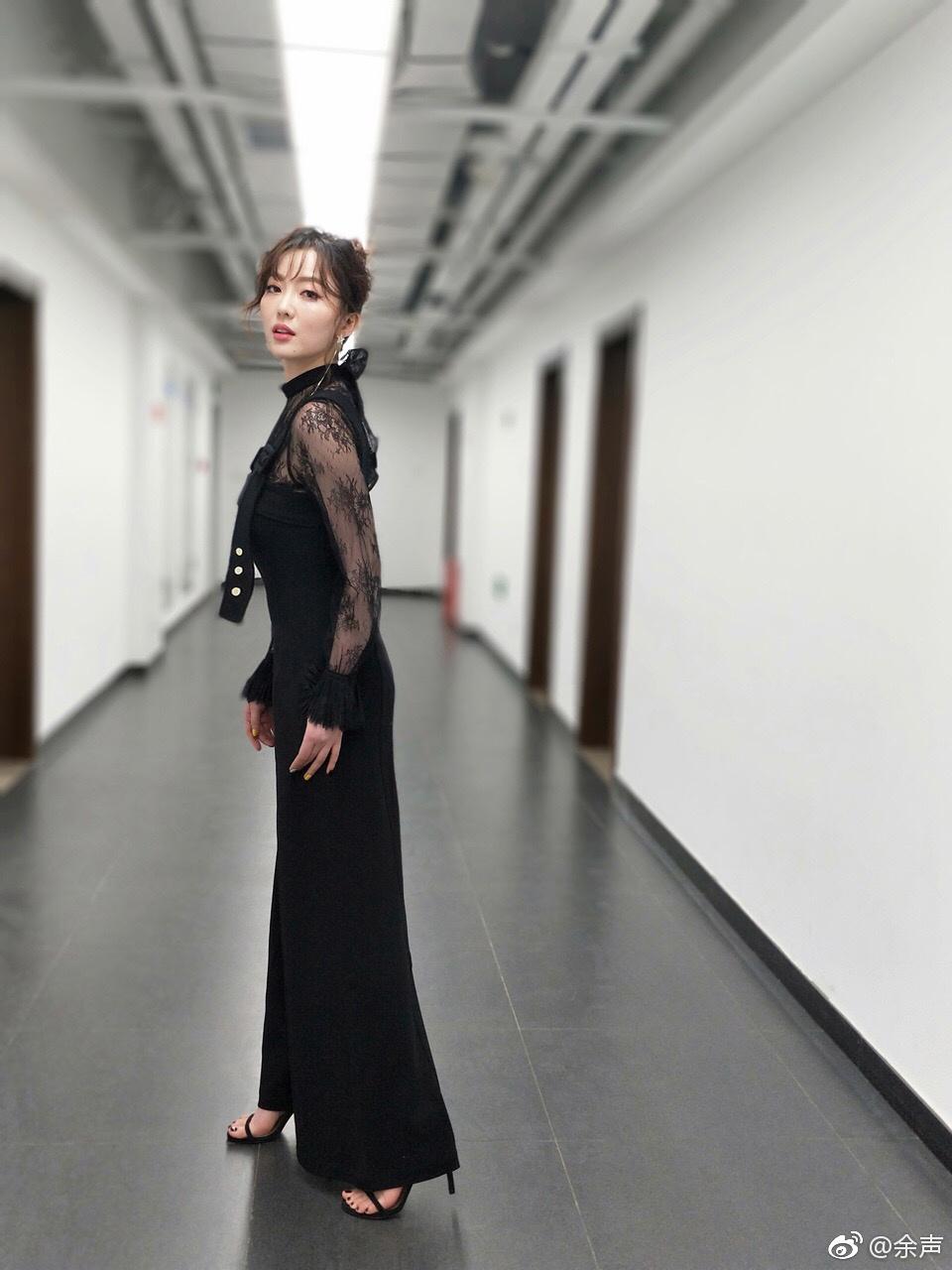 主持人余声华丽礼性感美腿高跟丝袜[11]