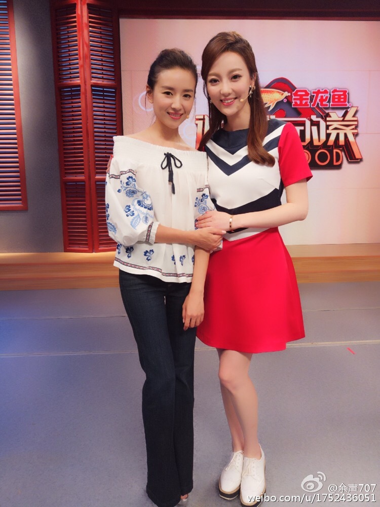 主持人余声性感红色连衣短裙现场主持照