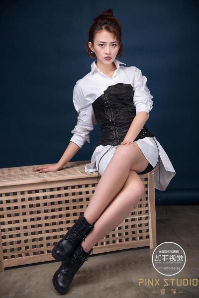 主持人史百惠白色连衣短裙丝袜美腿性感照片