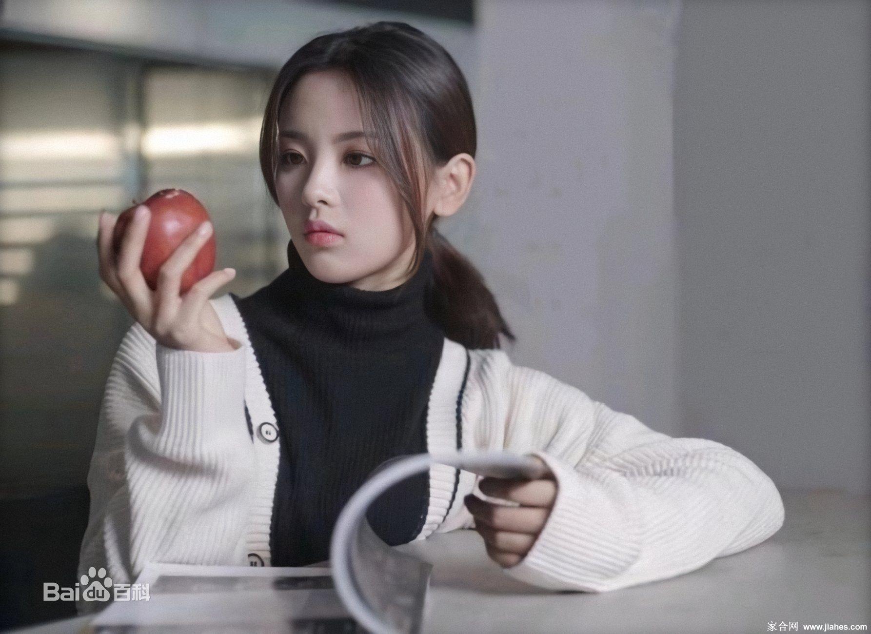 杨超越美腿肉丝大长腿现场照,白丝袜牛仔裤性感照[2]