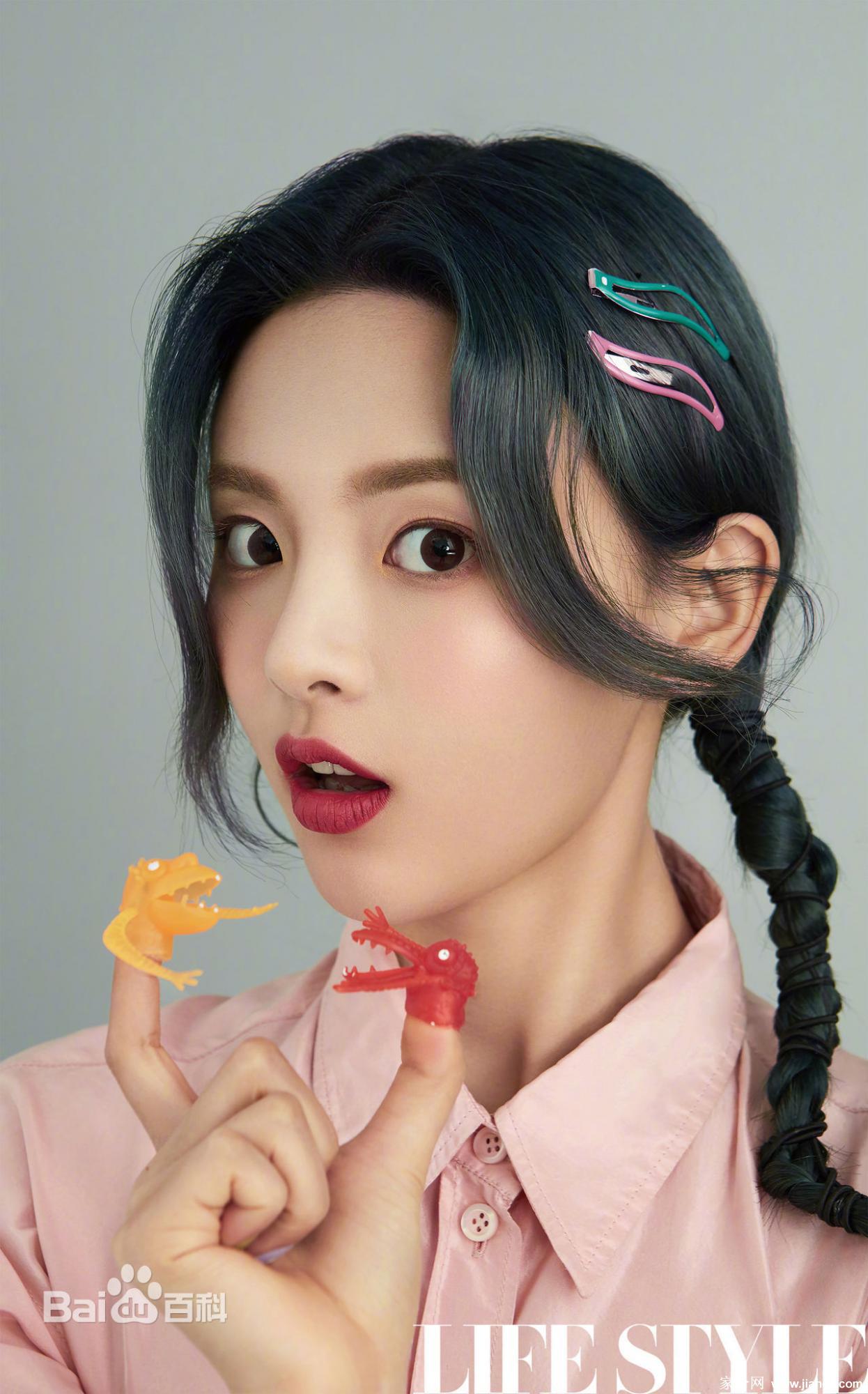 杨超越清纯性感红唇杂志写真[4]