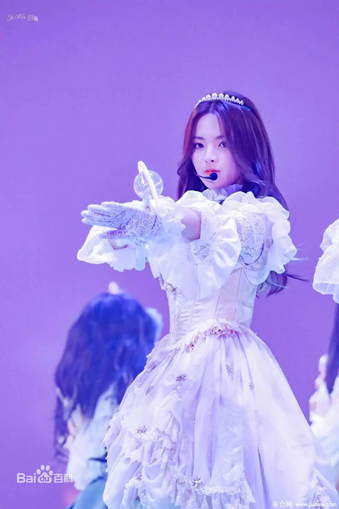 杨超越清纯美颜美腿短裙舞台照[10]