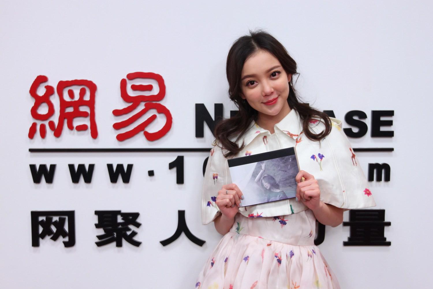 汪小敏花色长裙白嫩美腿现场采访照[3]