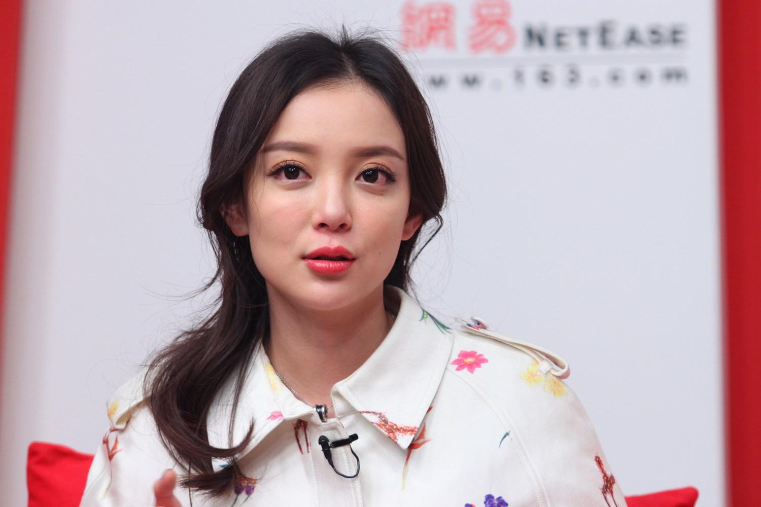 汪小敏花色长裙白嫩美腿现场采访照[8]