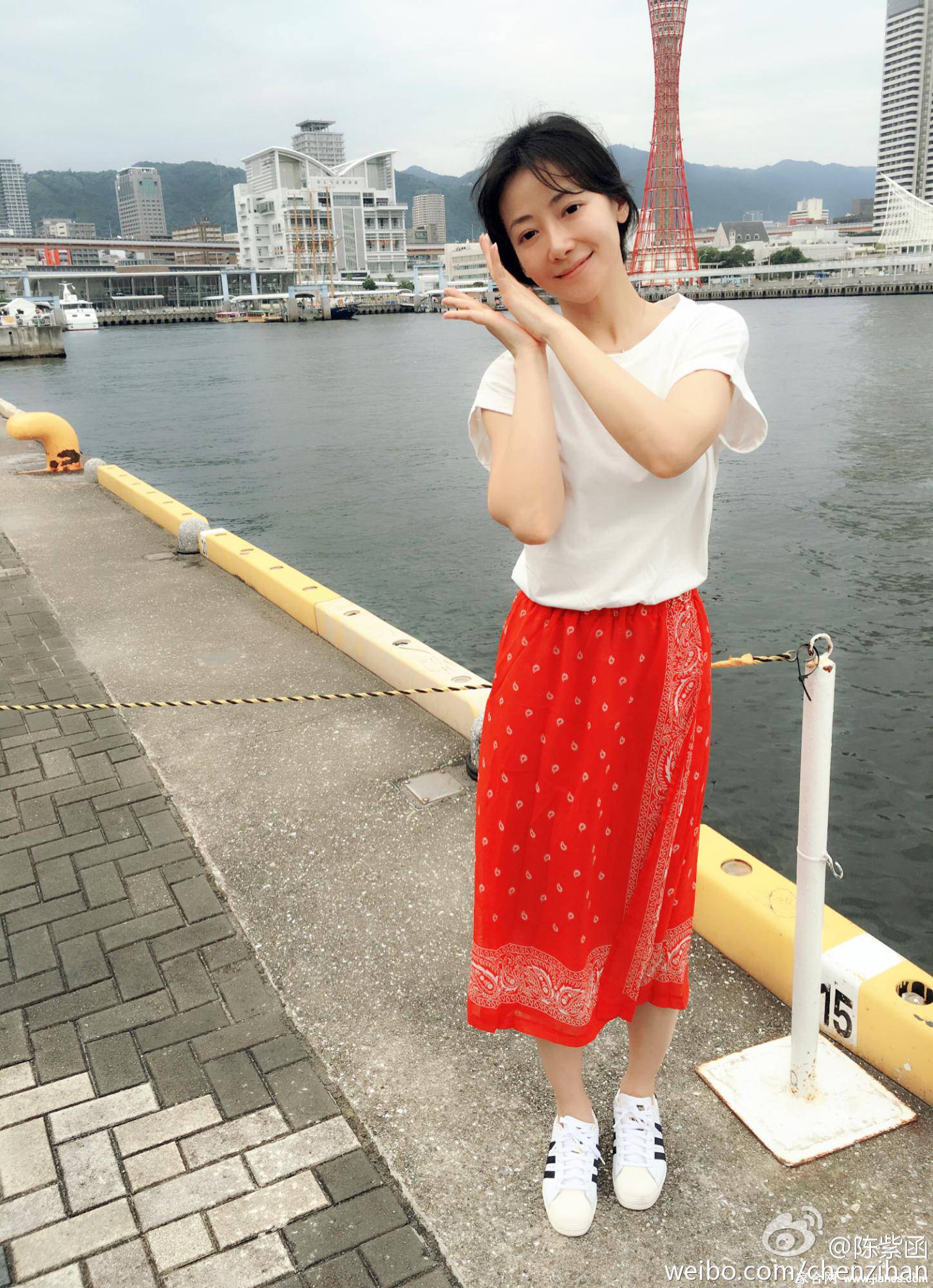 陈紫函清纯美腿旅游自拍照