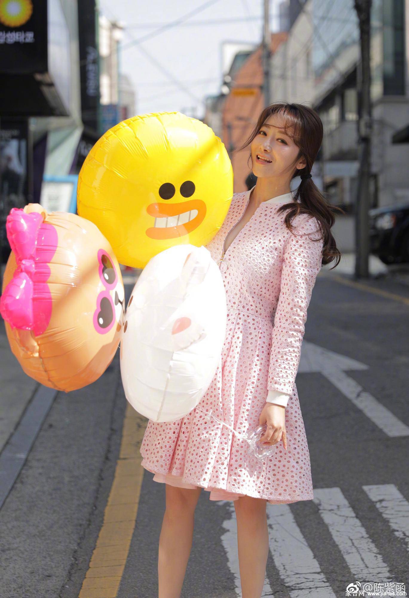 陈紫函粉色可爱连衣裙丝袜美腿高跟街拍写真[4]