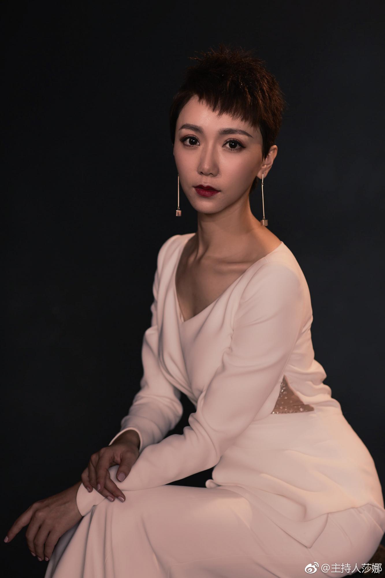 主持人莎娜制服美腿高跟短发写真[4]
