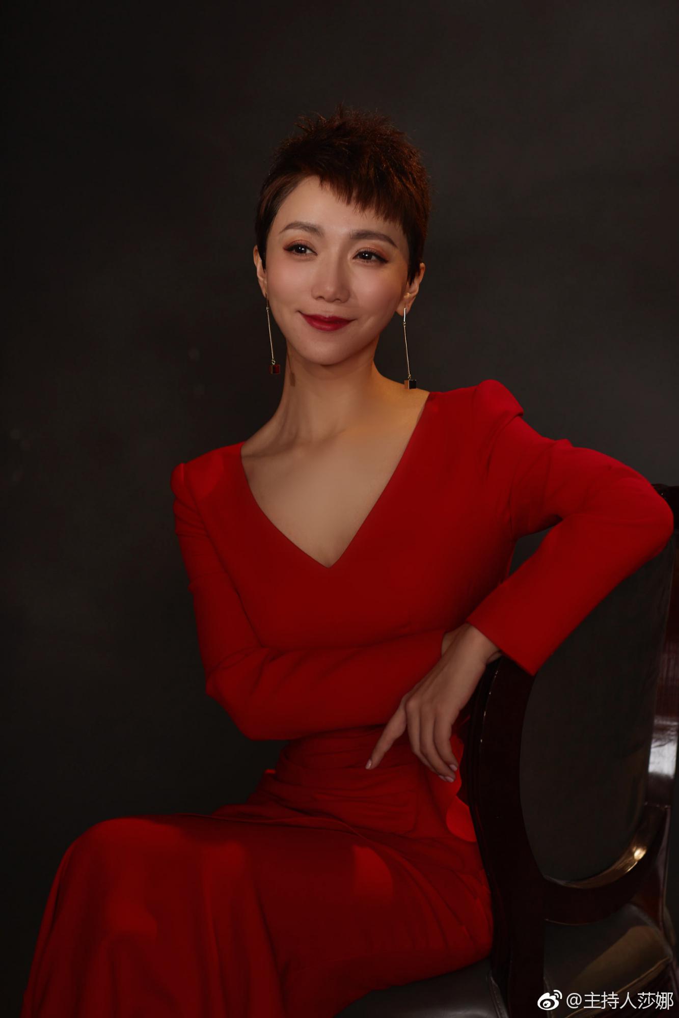 主持人莎娜制服美腿高跟短发写真[10]