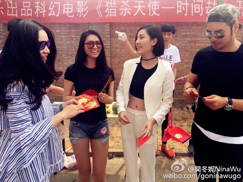 吴冬妮丝袜美腿高跟现场照[4]