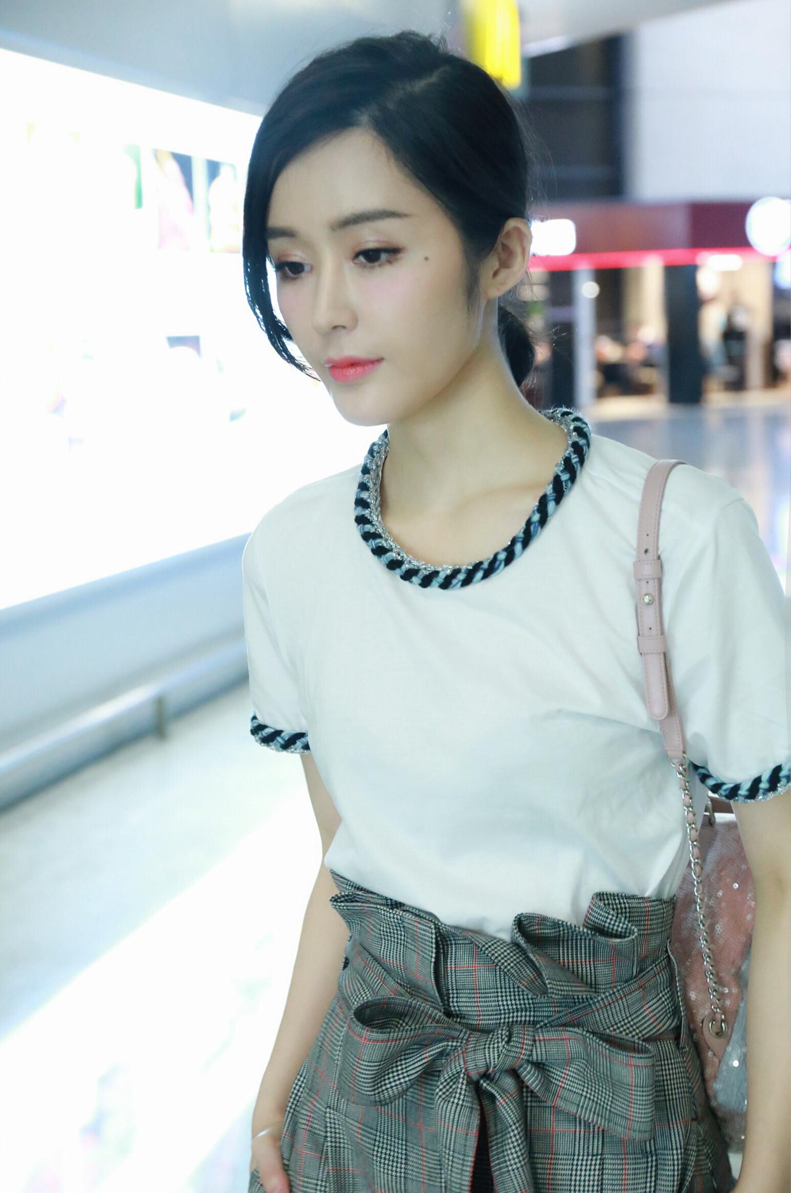 最美氧气女神亮相上海机场 汤晶媚俏皮甜笑美腿吸睛[4]