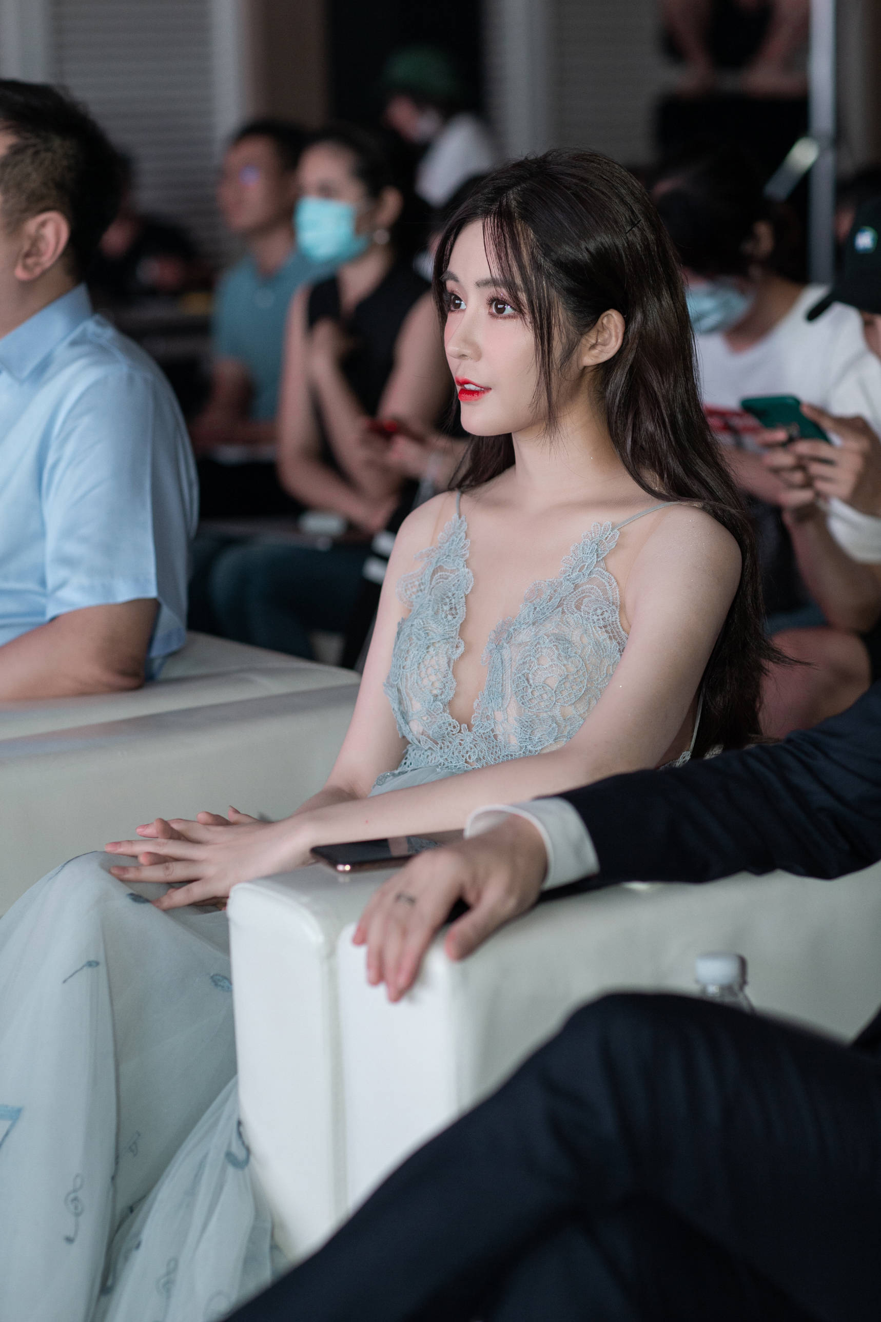 汤晶媚亮相上海电视节 立体裁剪礼服尽显姣好身材[5]