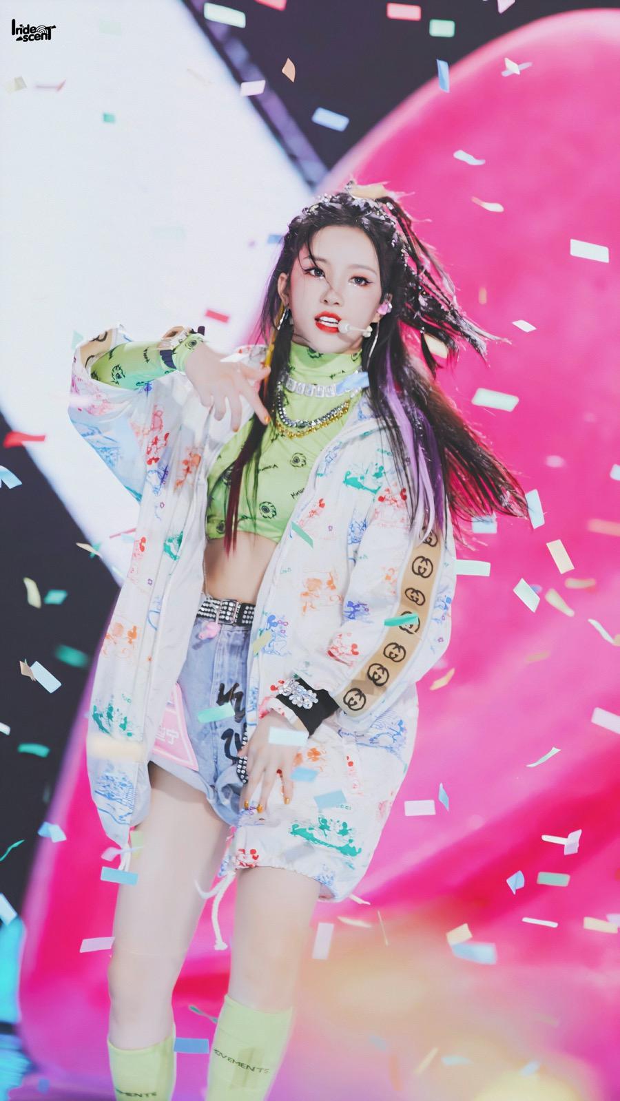 刘些宁牛仔短裤美腿现场照[2]