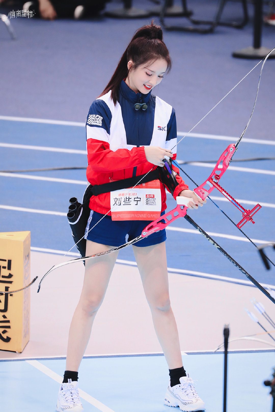 刘些宁射箭现场尽显美腿[3]