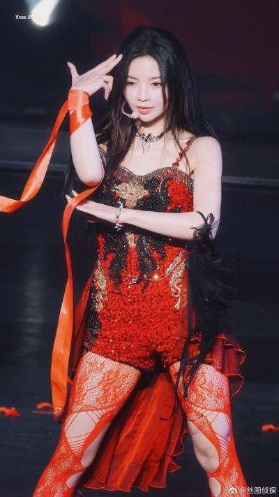 许杨玉琢舞台红丝袜美腿撩人