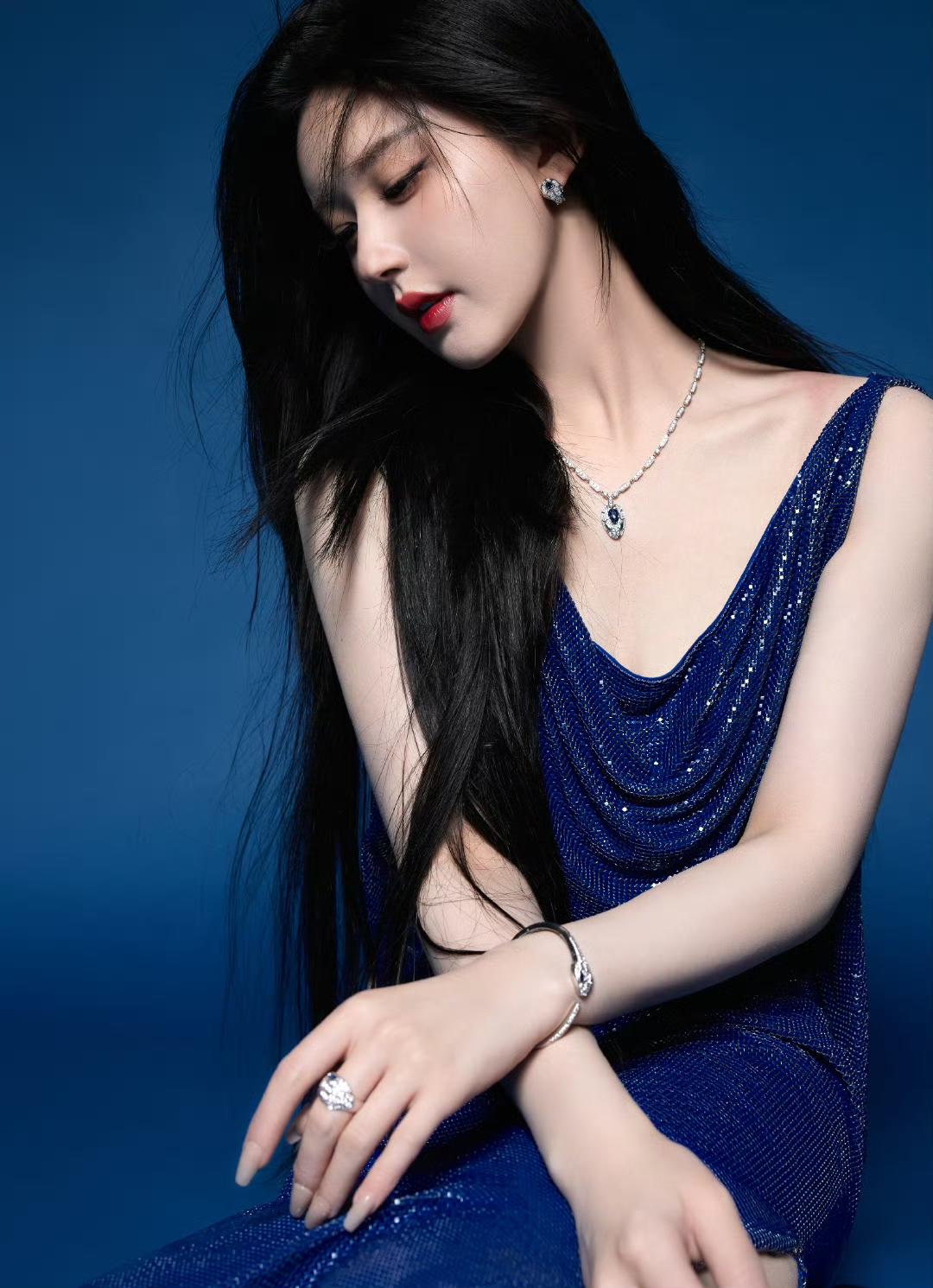 赵露思紫色分叉长裙美腿写真[2]