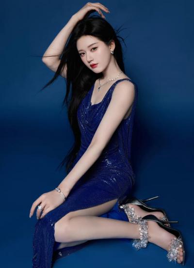 赵露思紫色分叉长裙美腿写真