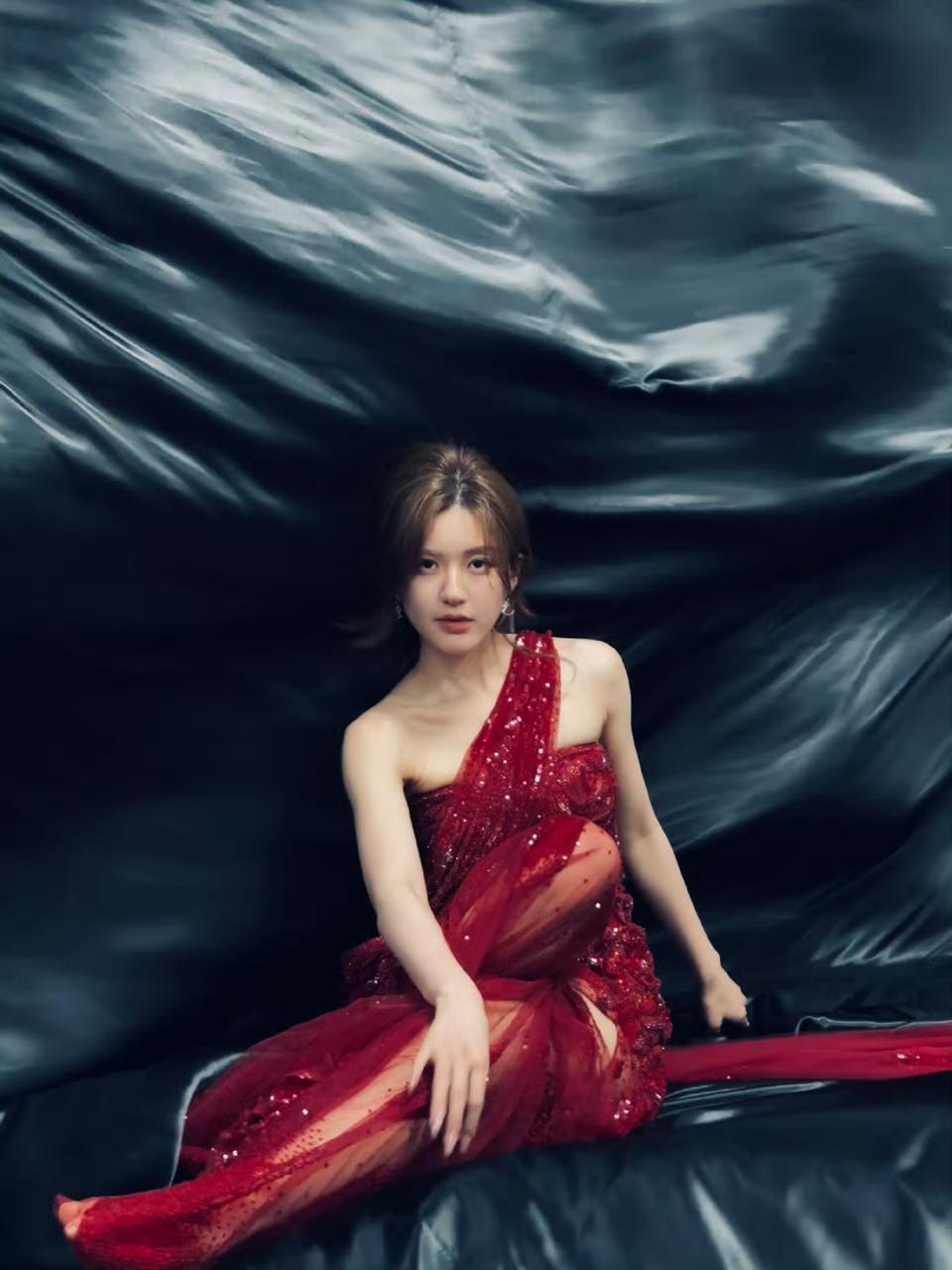 赵露思美腿高跟红色短裙性感写真[10]