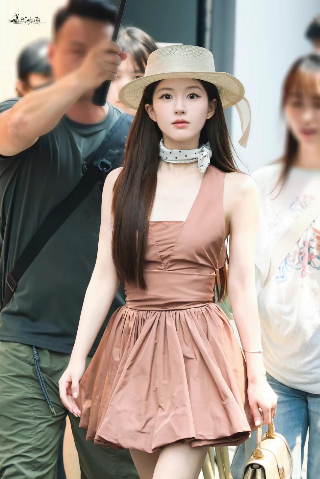 赵露思黑丝袜美腿户外街拍写真[10]