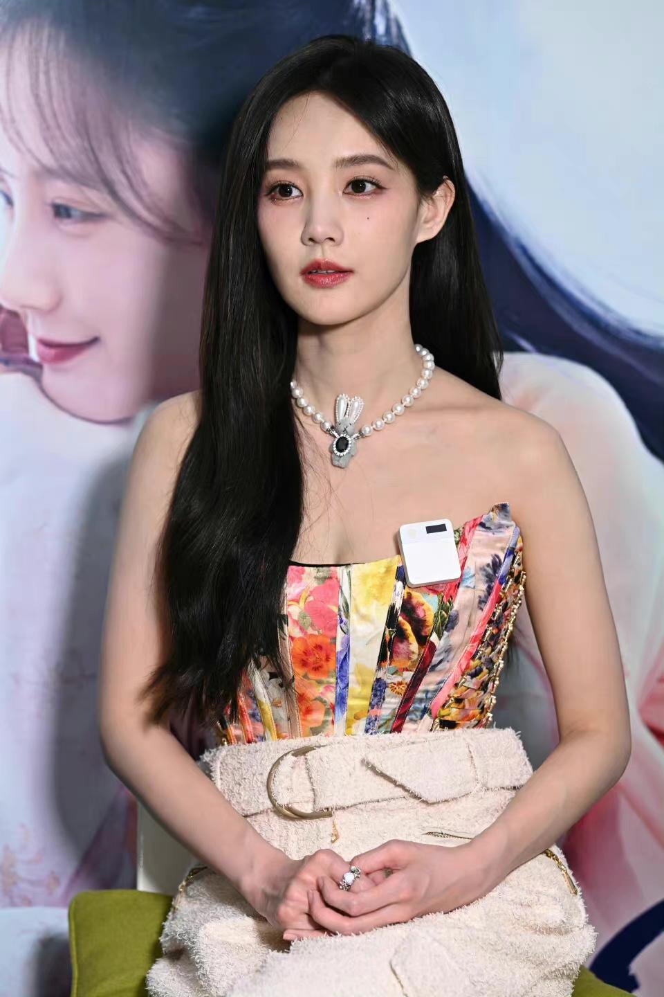 李一桐微博现场迷人近照妆容惊艳[3]