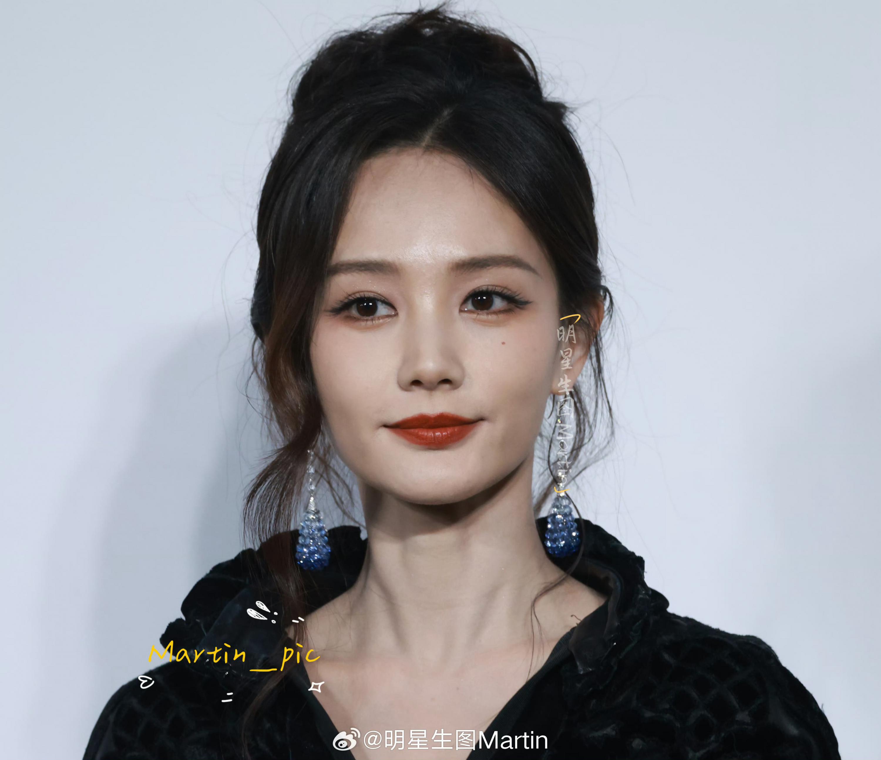 李一桐黑丝美腿包臀群发布会现场亮相