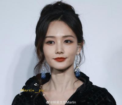 李一桐黑丝美腿包臀群发布会现场亮相