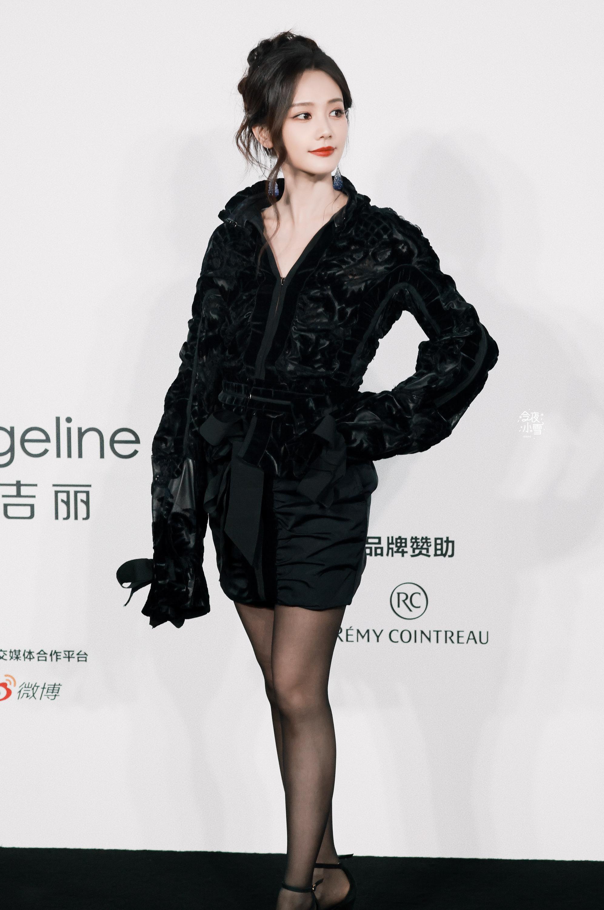 李一桐黑丝美腿包臀群发布会现场亮相2