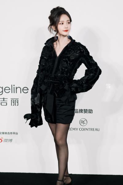 李一桐黑丝美腿包臀群发布会现场亮相2