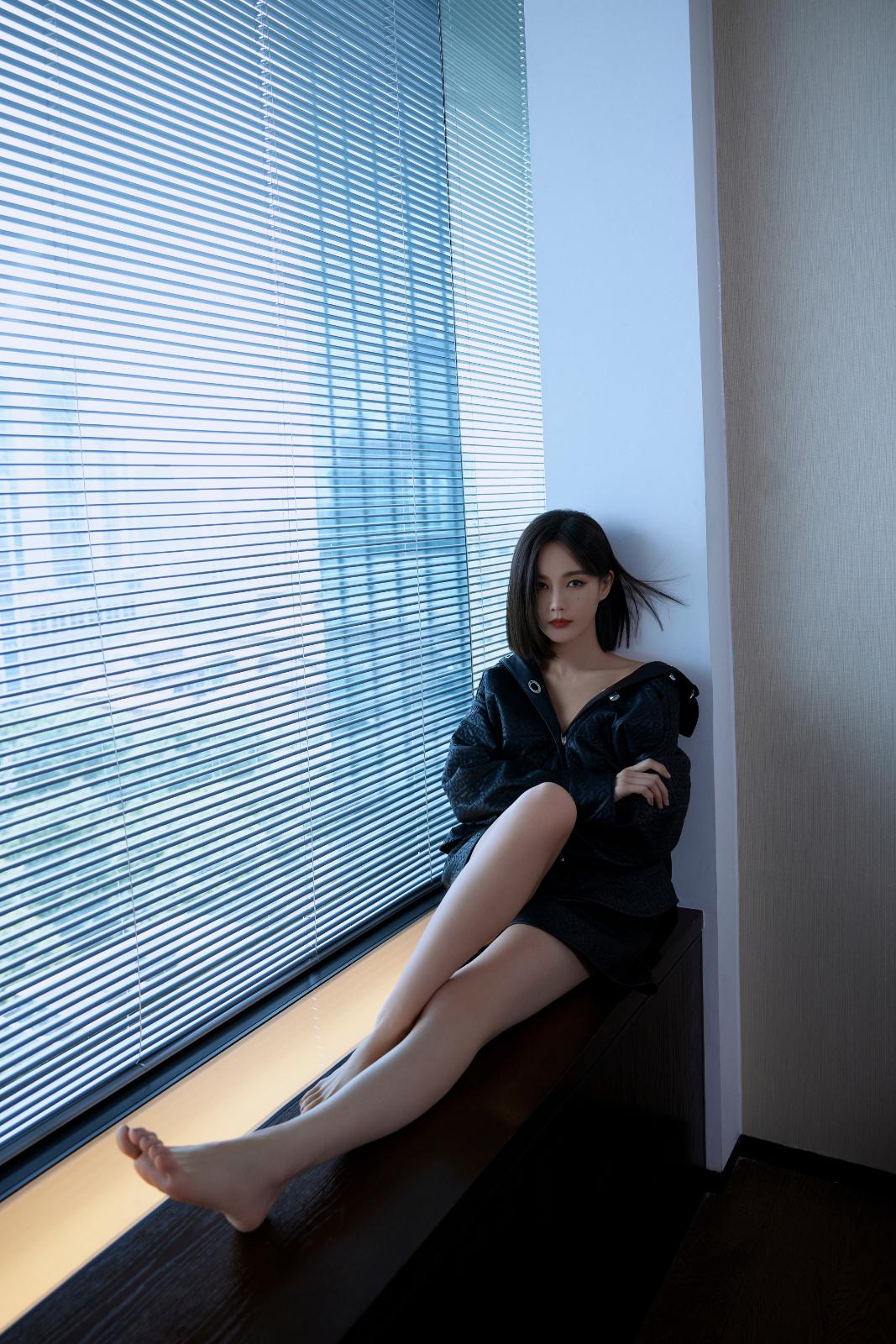 李一桐性感大长腿写真[9]