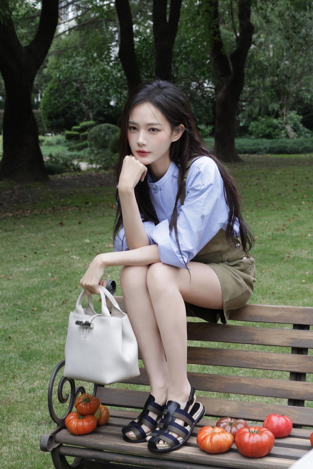 李一桐热短裤美腿写真
