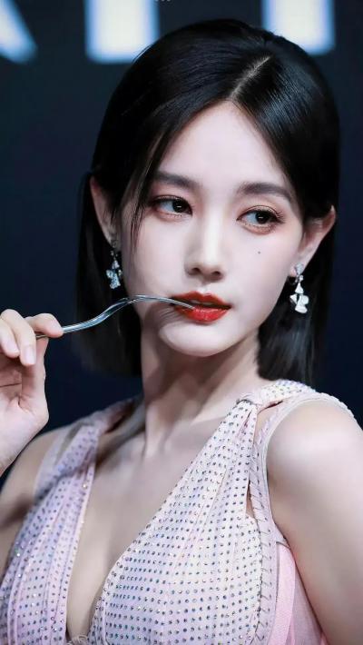 李一桐现场性感美腿演出