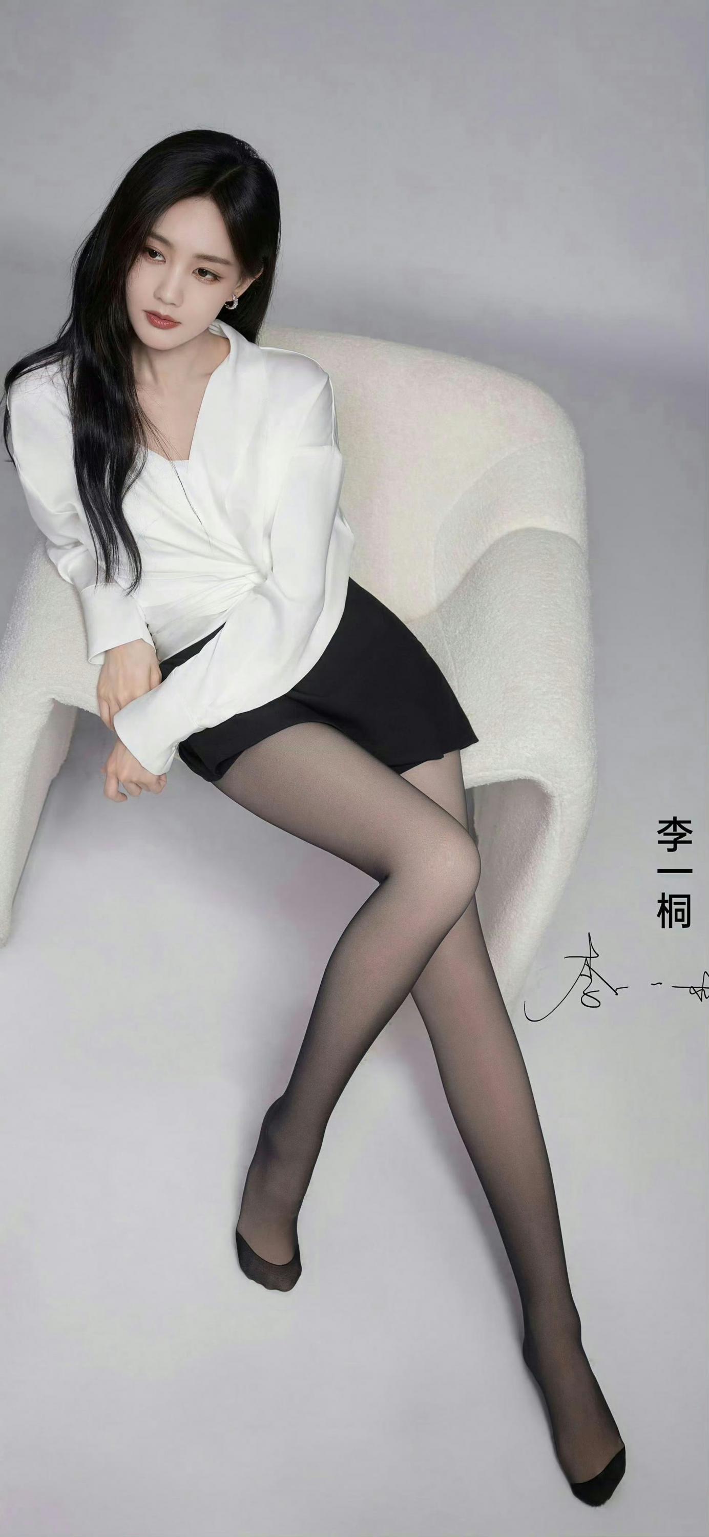 李一桐白色衬衫黑丝美腿诱惑写真[4]