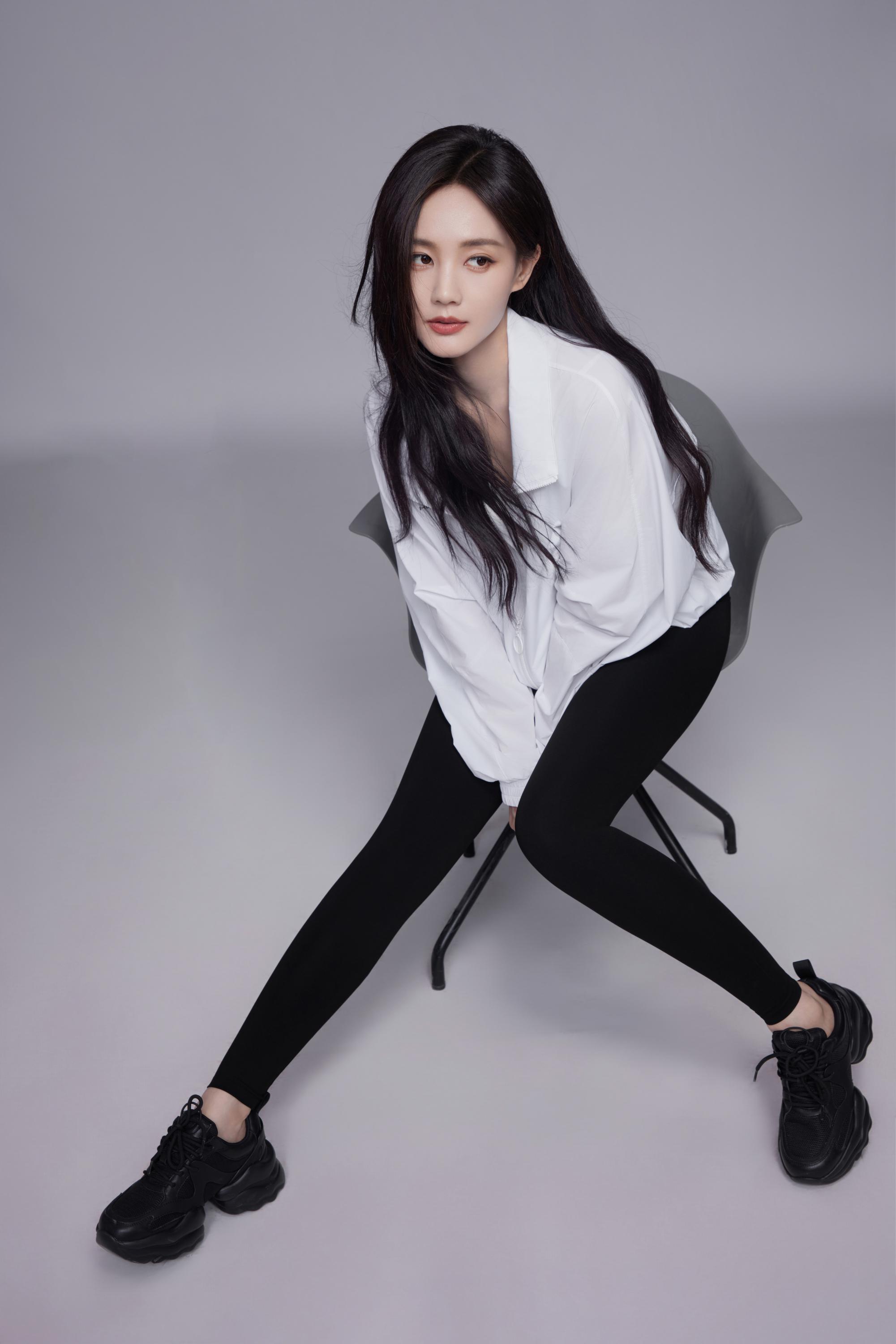 李一桐美白大长腿户外现场[6]