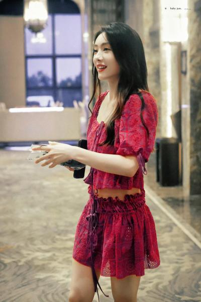 蔡文静户外街拍美腿诱人