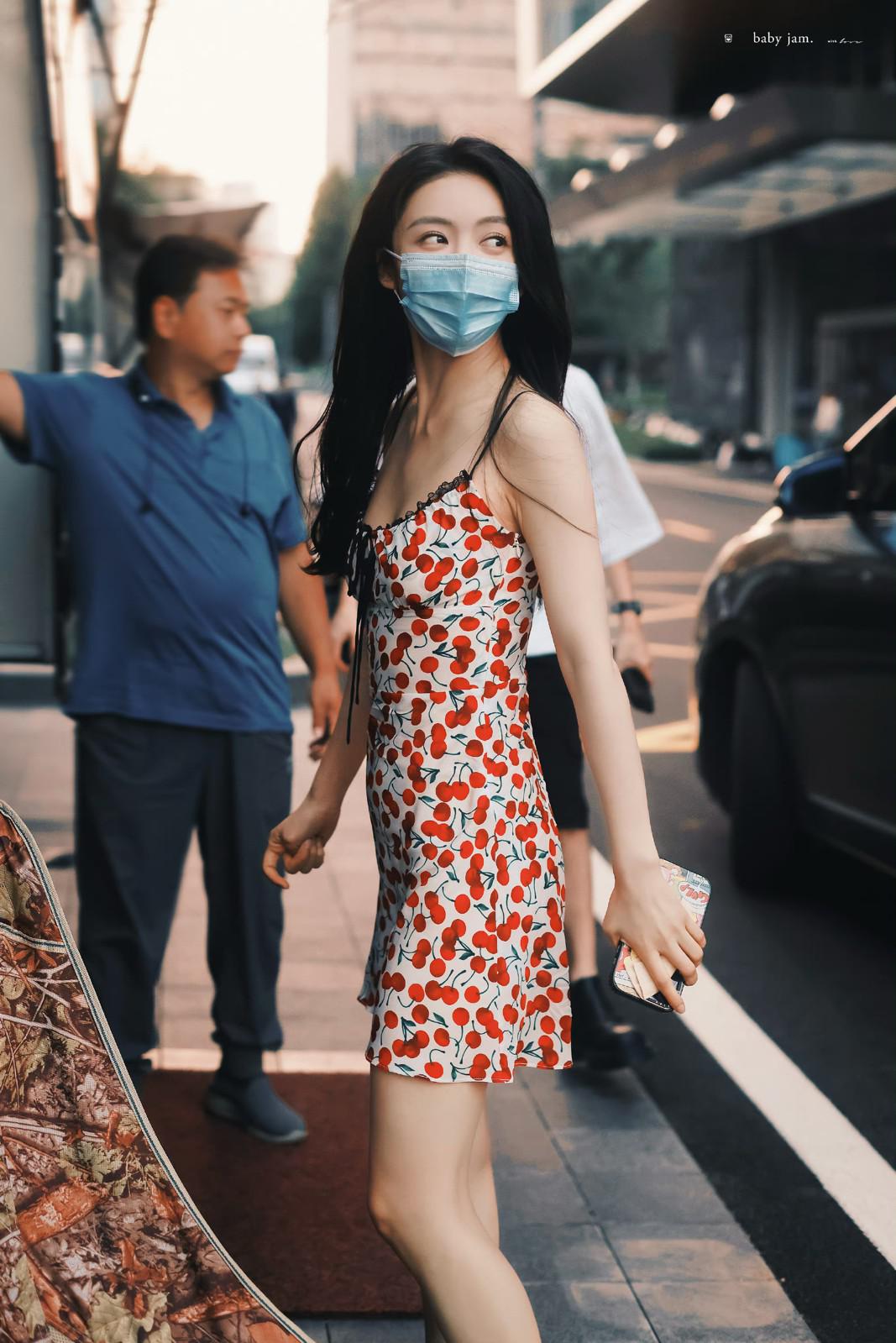 蔡文静短裙美腿高跟外拍[3]