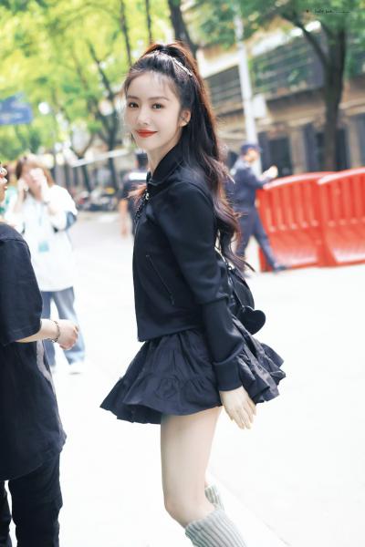 蔡文静短裙美腿高跟外拍
