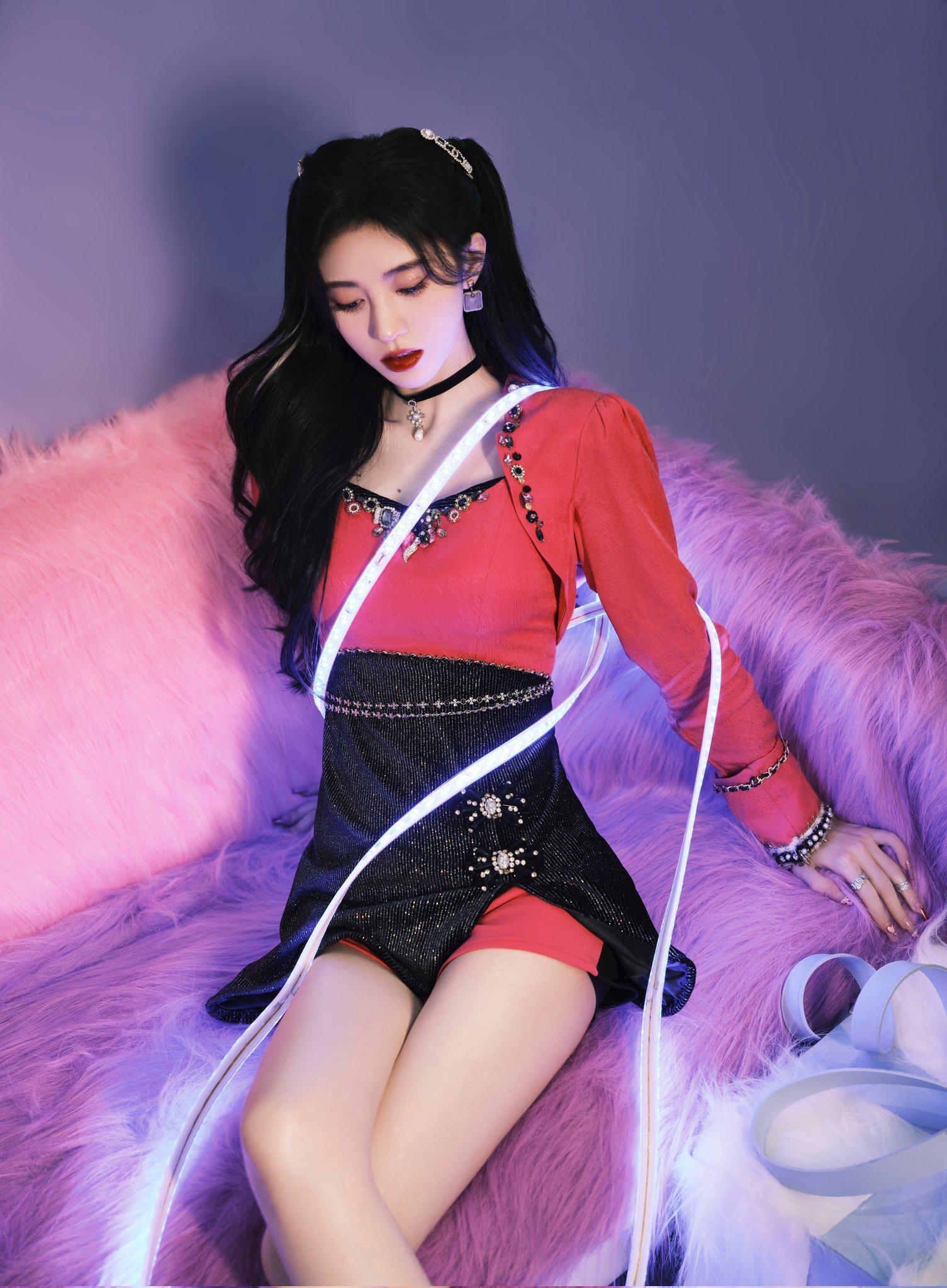 鞠婧祎红衣裳白嫩美腿舞台热舞