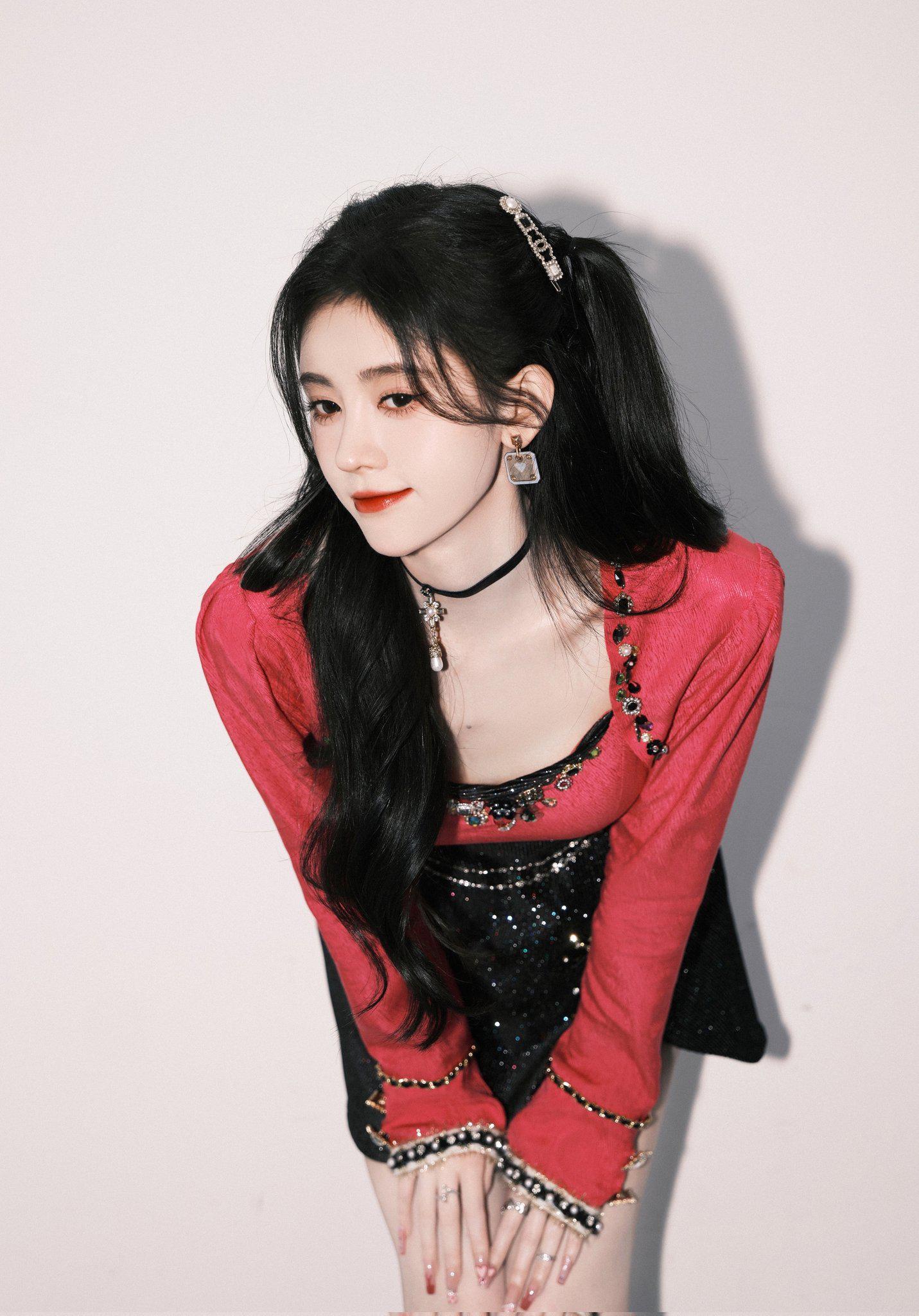 鞠婧祎红衣裳白嫩美腿舞台热舞[2]