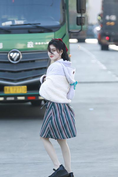 鞠婧祎靓丽清纯短裙美腿街拍