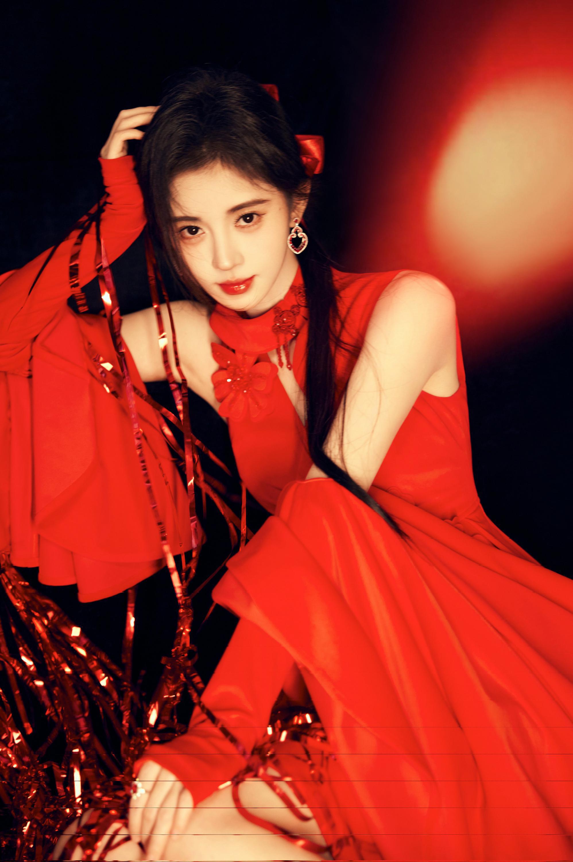 鞠婧祎古典红色长裙美腿写真[4]