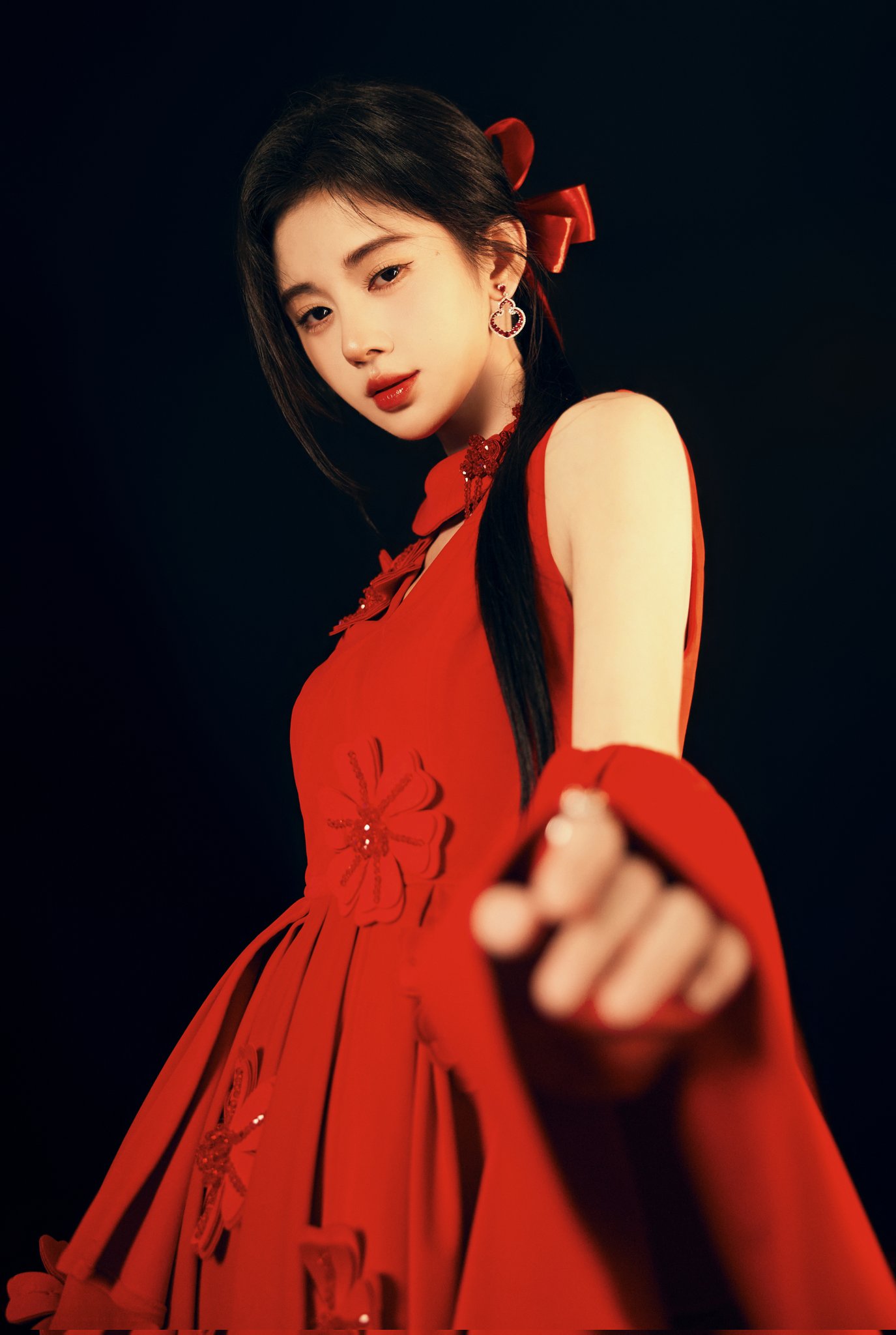 鞠婧祎古典红色长裙美腿写真[11]